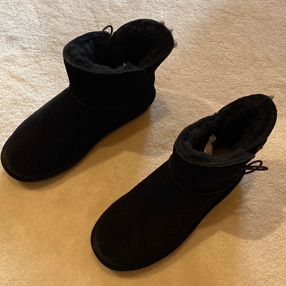 BEARPAW  BLACK SHORT BOOTIE Size 8 NEW